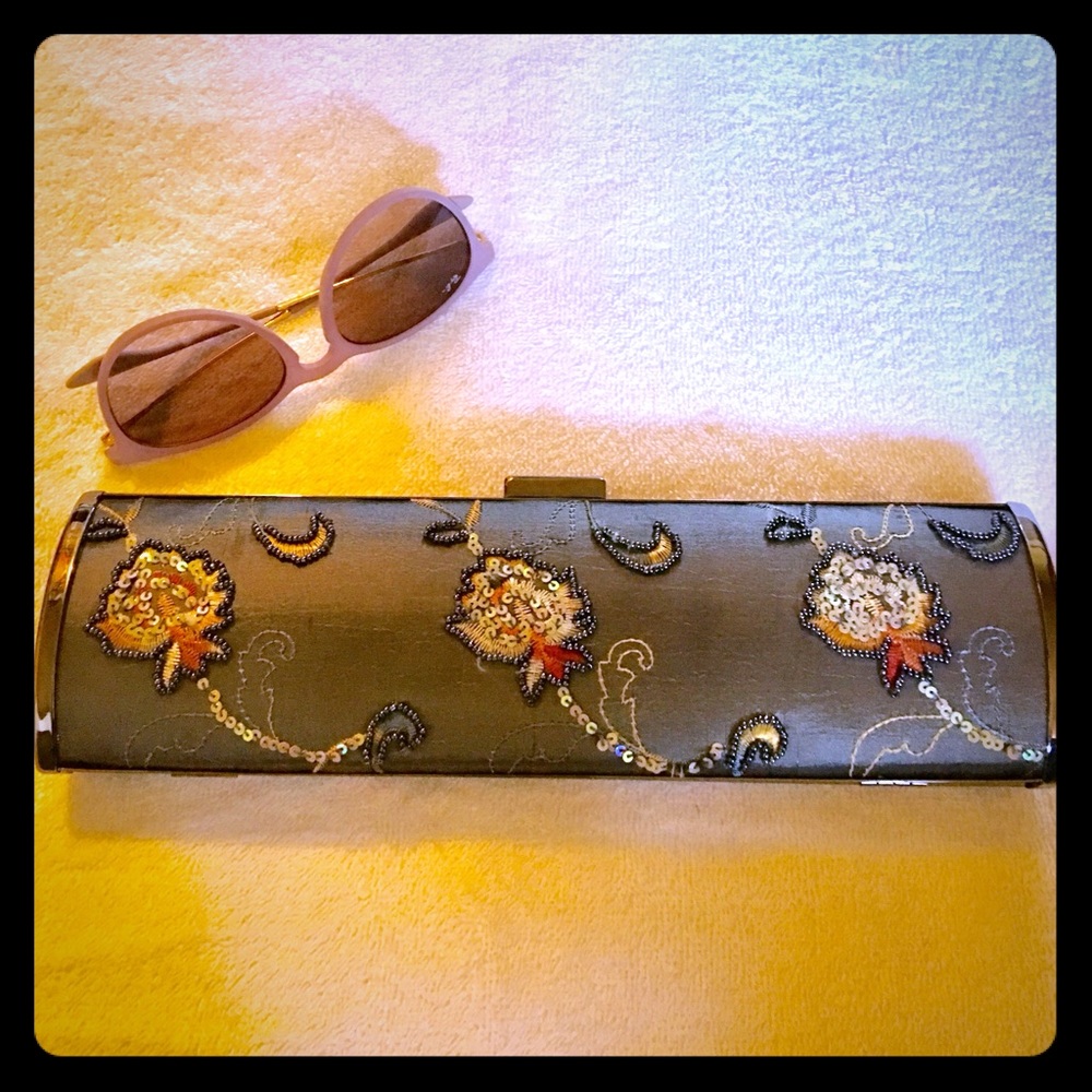 Beaded clutch with removable shoulder strap